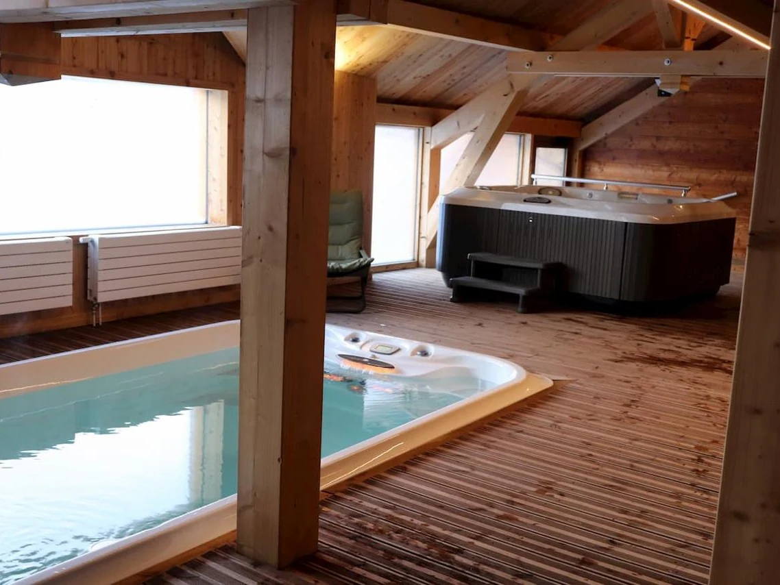 Piscine intérieure et jacuzzi de l'espace bien-être