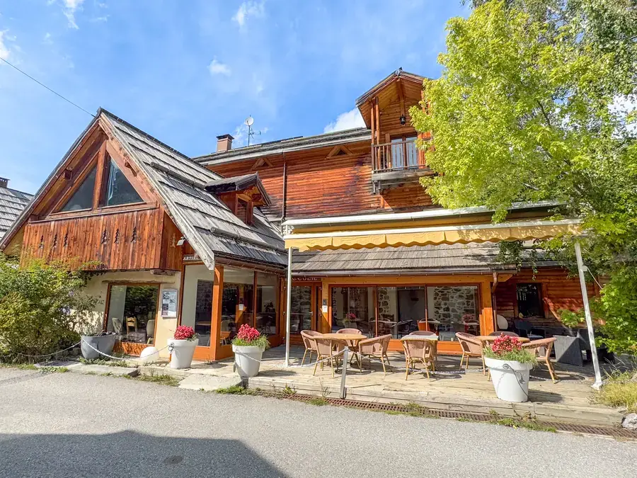 Façade du chalet avec tourelle et balcon en bois