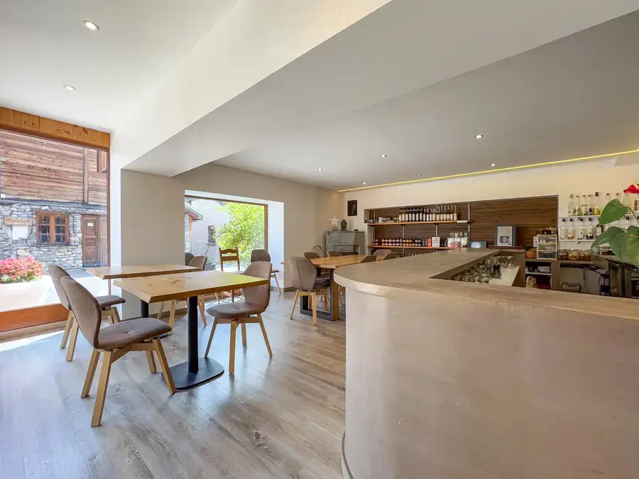 Bar et cuisine ouverte pour le petit-déjeuner