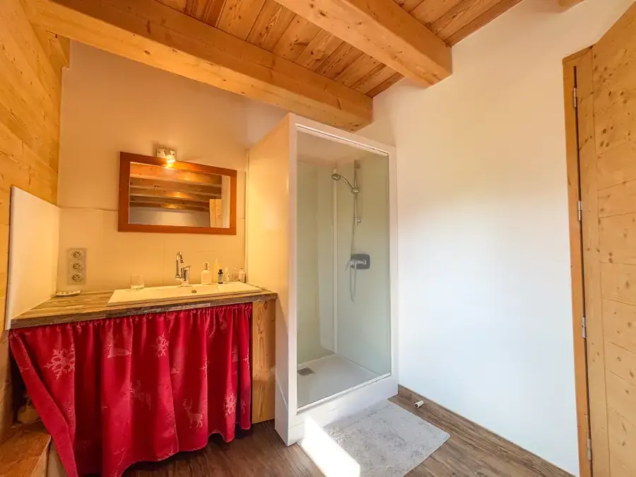 Salle de bains : vasque sur meuble bois et douche à l'italienne