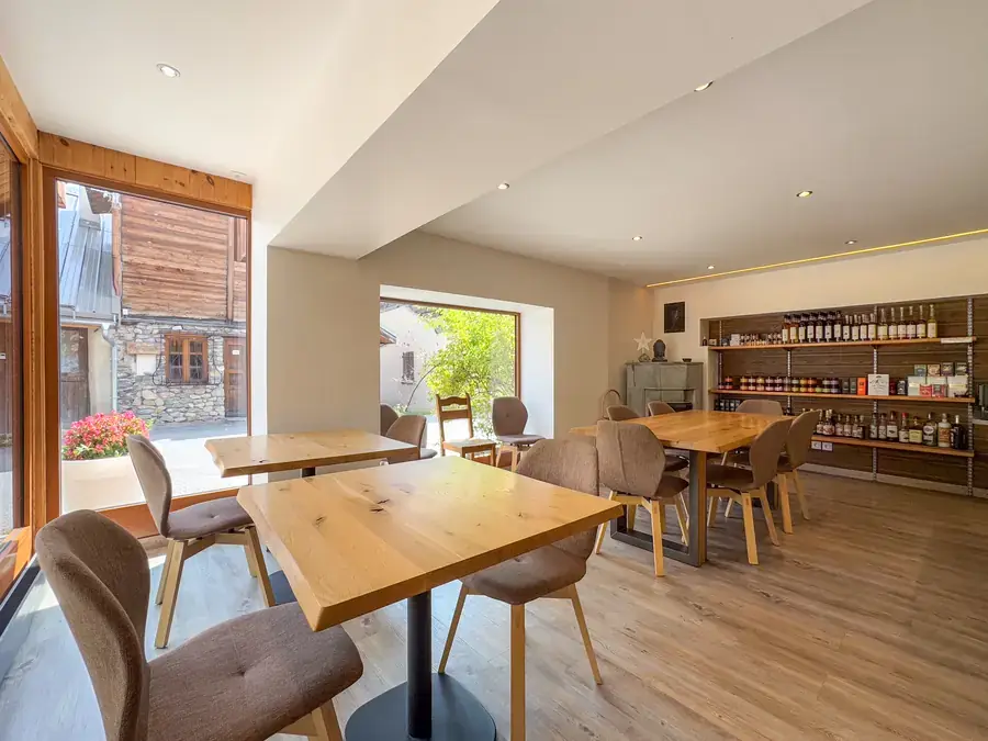 Salle à manger et son étagère de produits de soin