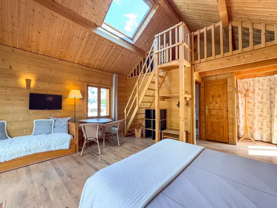 Grande chambre avec mezzanine, lucarne et deux lits doubles