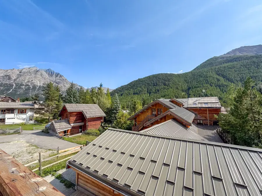 Le domaine dans son environnement : vallée et pics rocheux