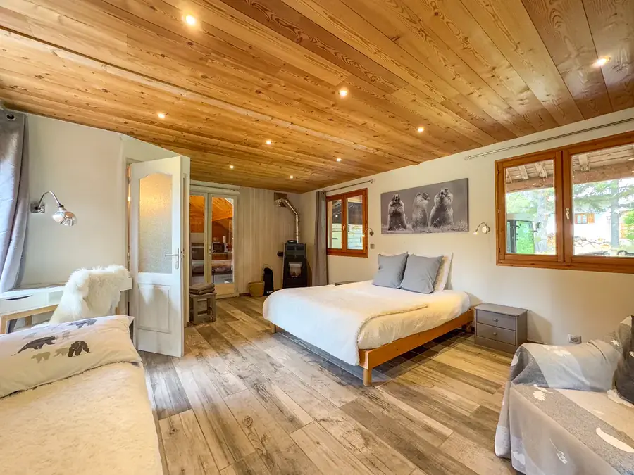 Chambre spacieuse avec lit double, poutres et parquet clair