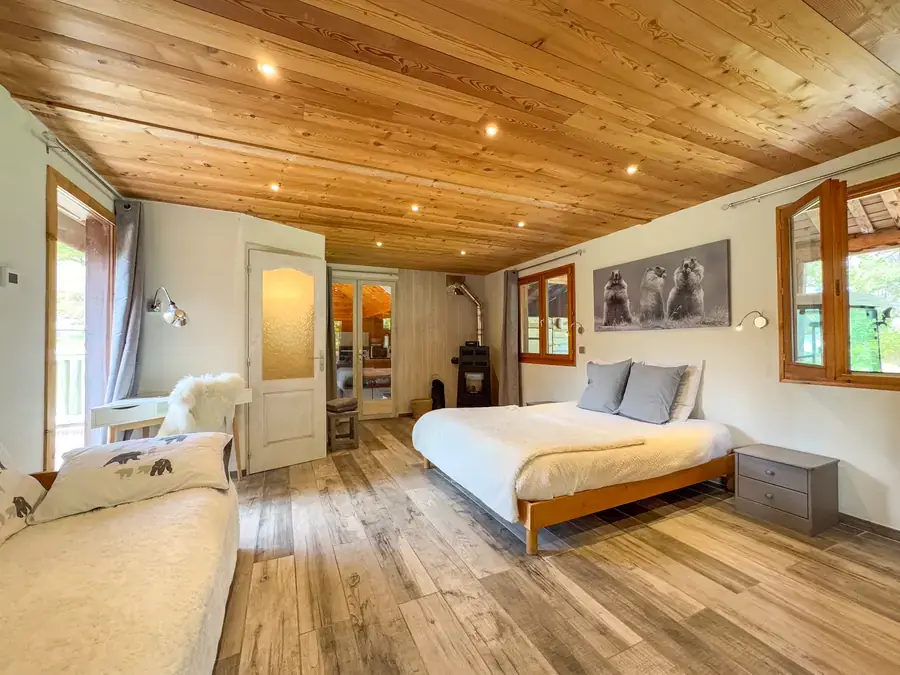 Chambre du domaine avec lit simple et baies vitrées