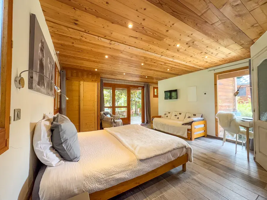 Chambre lumineuse ouverte sur la terrasse privative
