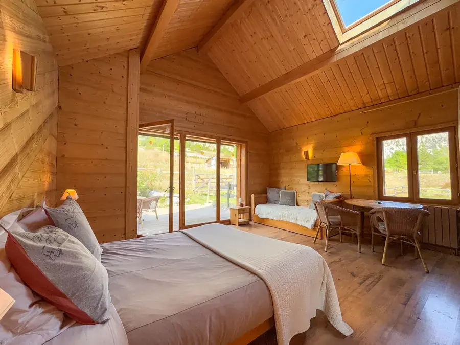 Chambre double avec grande baie vitrée sur la terrasse