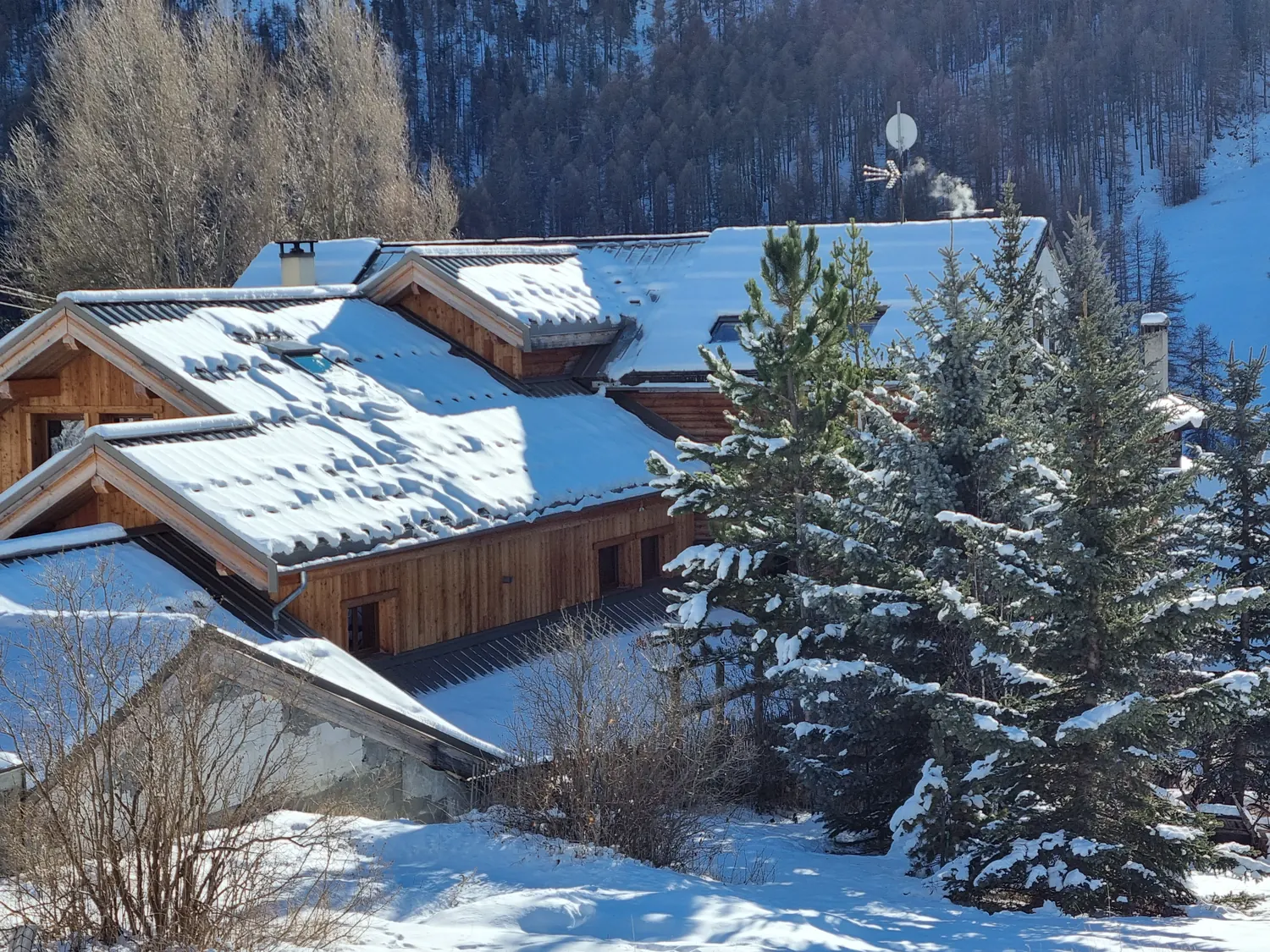 Les chalets du domaine sous la neige, vallée de la Clarée