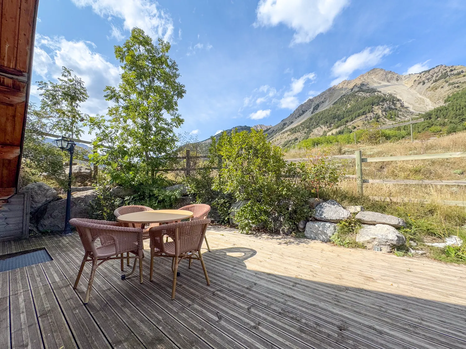 Terrasse ensoleillée du domaine face aux montagnes
